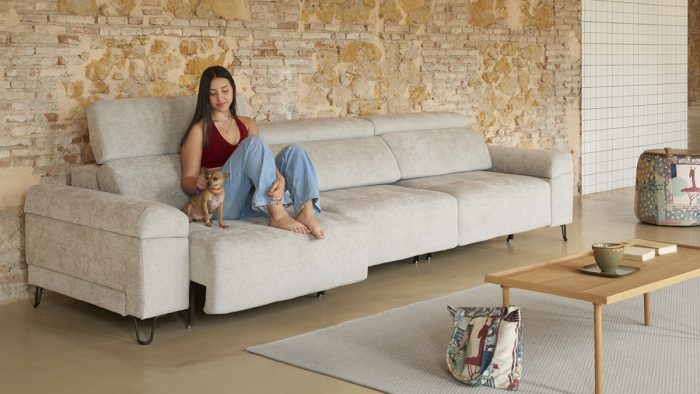 Sofá flow deslizantes con patas y ruedas al suelo en composición recta de 3 cojines