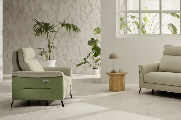 SILLON BOSCO Sillón Bosco relax con motor y cabezal regulable. Botonera con cargador USB y panel decorativo en piel vegana.