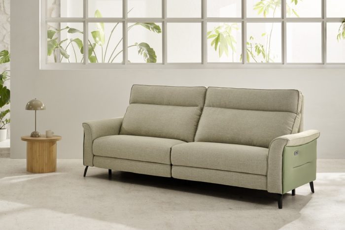 SOFA BOSCO RELAX CON MOTOR Sofá Bosco relax con motor sistema cardio. Botonera con cargador USB y aplique decorativo contrastado en piel vegana.