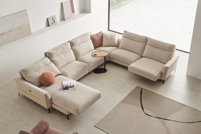 SOFA BOSCO RINCONERA Y CHAISELONGUE DESLIZANTE Sofá Bosco con rinconera, chaiselongue con asiento deslizante con motor y modulo con brazo con asiento deslizante manual.