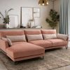 Sofá con chaiselongue Nadine pata alta. Tapizado en rosa salmon y cojines decorativos en beig
