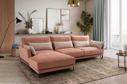 Sofá con chaiselongue Nadine pata alta. Tapizado en rosa salmon y cojines decorativos en beig
