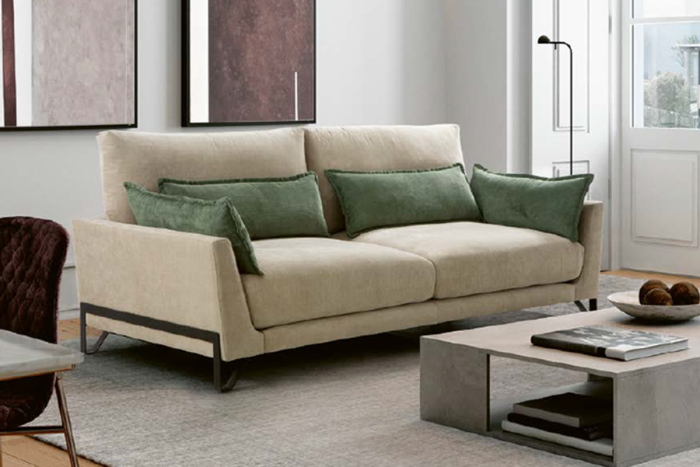 Sofá Nadine dos asientos y pata alta tapizado en beig con cojines decorativos en verde